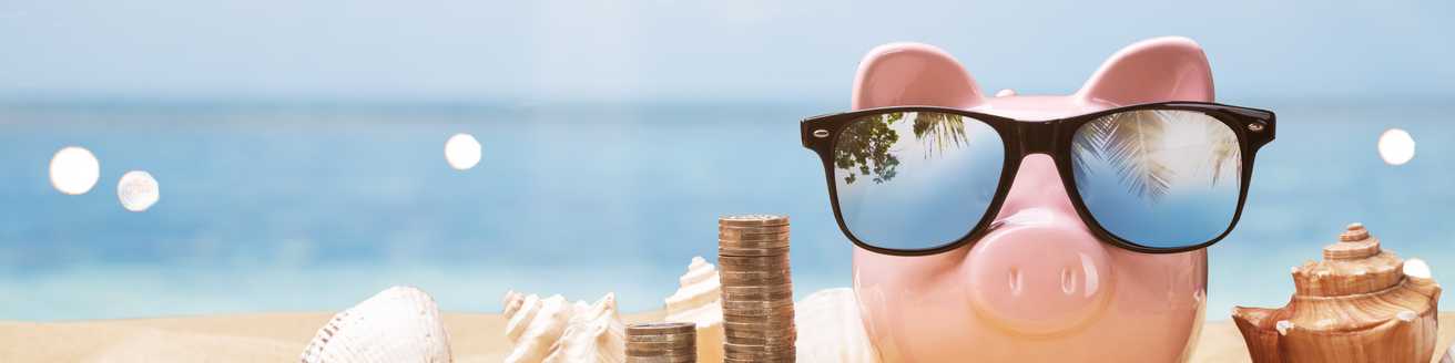 Schwein am Strand mit Sonnenbrille