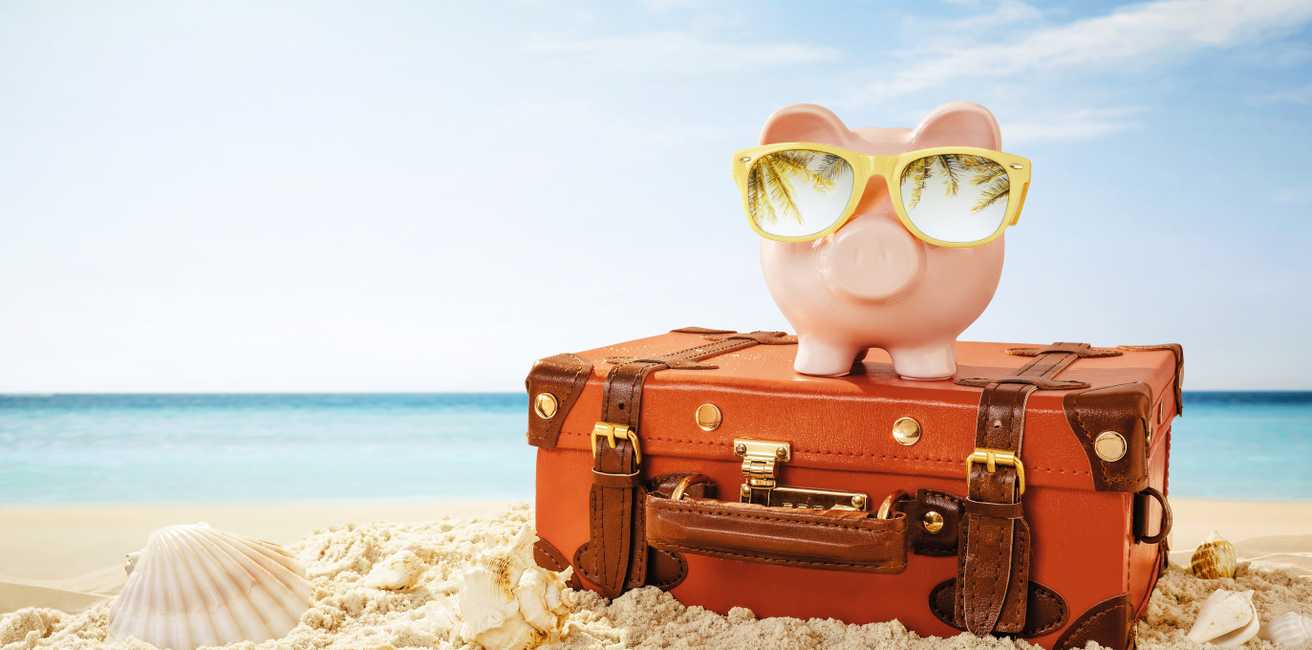 Schwein am Strand mit Sonnenbrille