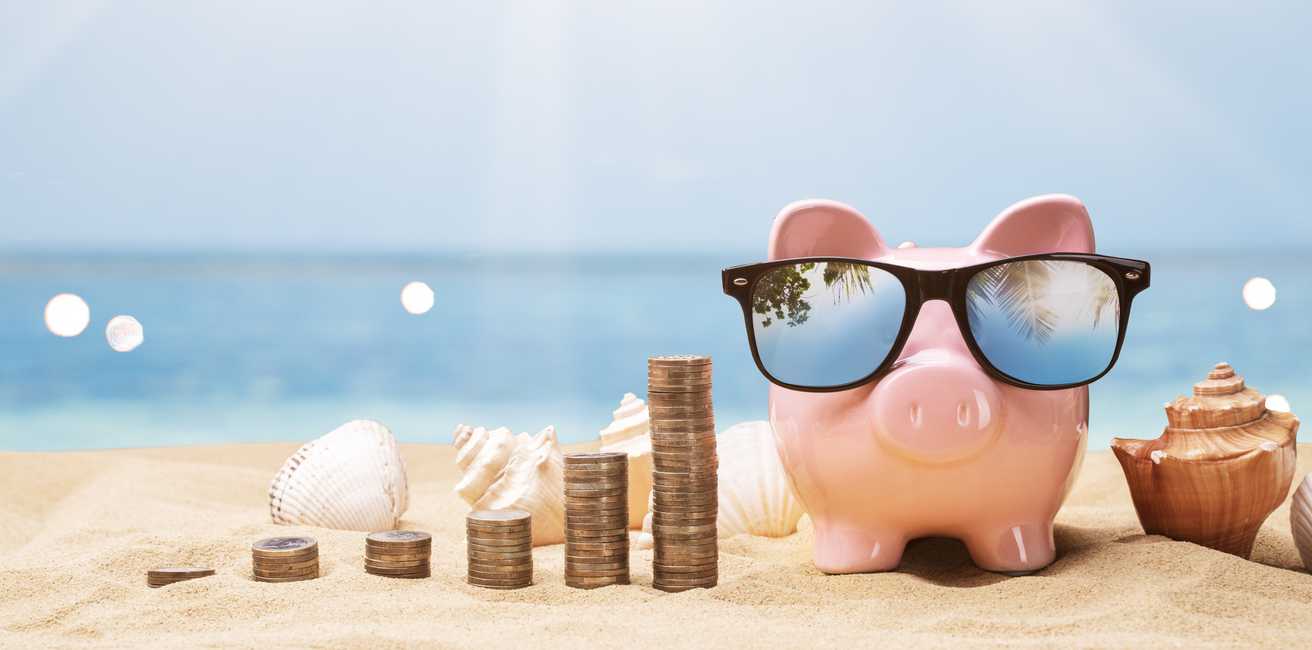 Sparschwein am Strand mit Sonnenbrille