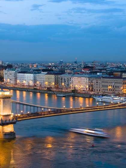 Budapest bei Nacht mit beleuchteter Skyline an der Donau