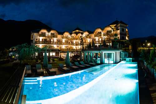 Tevini Pool Nacht