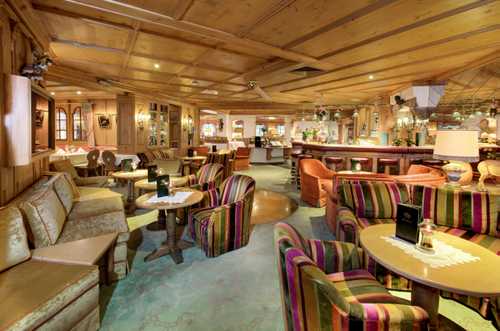 Bauer Lounge