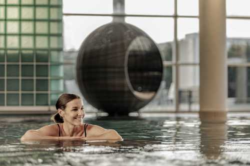 Vital Wellness Hallenbad Frau2